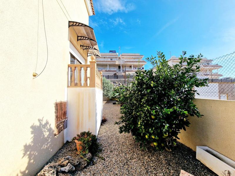 Foto b0f9ac31-81fc-44f6-ae92-782ae254d3b1. Chalet  independiente de 4 dormitorios con amplia parcela en los geraneos en Águilas