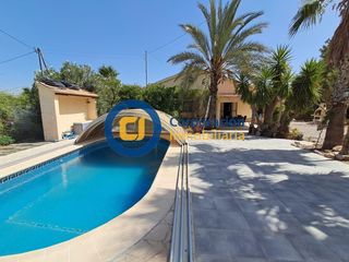Chalet à Cazalla. Casa de campo con cuatro dormitorios, piscina y jardines en caza
