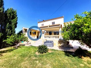 Maison à Torrecilla. Chalet con cuatro dormitorios en torrecilla, en zona privada y t