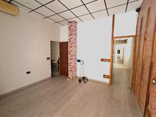 Local Comercial a Casco Antiguo. Bajo comercial con posibilidades de reformar para vivienda