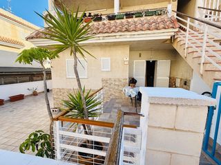 Piso en Los Collados-Los Geraneos. Planta baja de 3 dormitorios con gran terraza, piscina y garaje