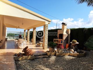 Casa a Pozo Higuera. Casa de campo con cuatro dormitorios en la campana