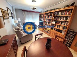 Pis a Santiago. Piso con cuatro dormitorios, garaje y terraza, en pleno centro d