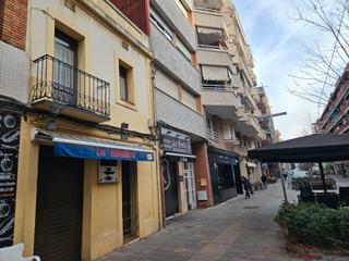 Location Local commercial à Avinguda de cerdanyola 9. Local-casa centrico apto para restauracion