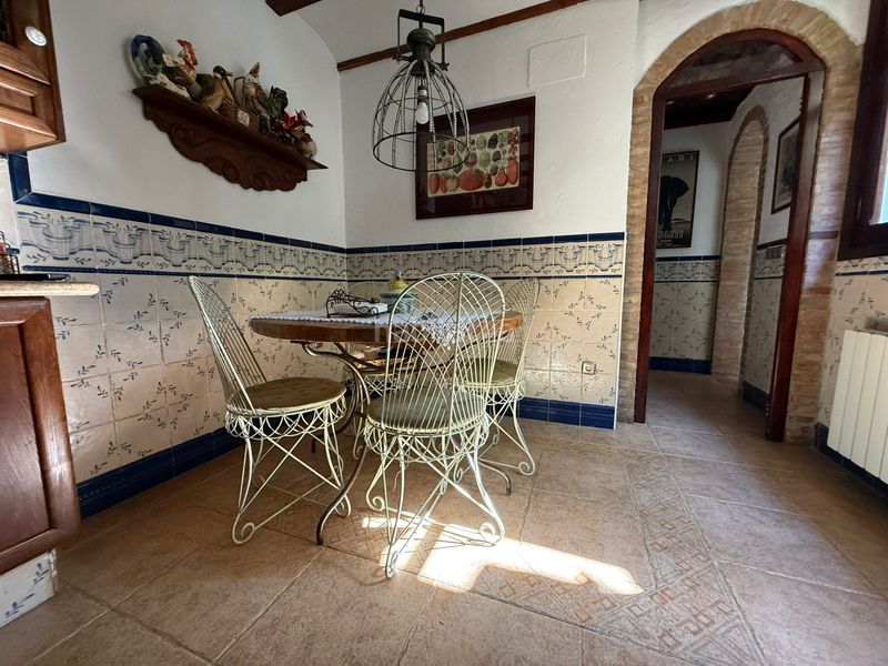 Foto f0a12482-5cb6-44b3-8617-a65a05647f39. Casa amb xemeneia calefacció a Núcleo Urbano Pobla de Vallbona (la)