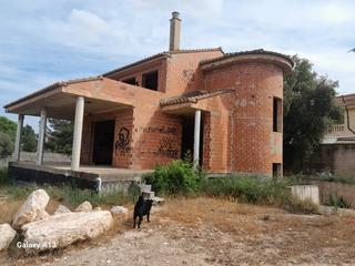 Chalet à La Conarda-Montesano. Se vende en betera parcela con chalet en obra sin terminar