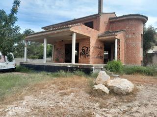 Xalet a La Conarda-Montesano. Se vende en betera parcela con chalet en obra sin terminar