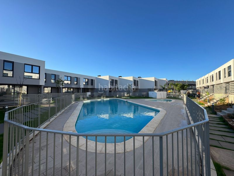 Foto abb1b2c7-ffa8-47f9-a6cb-0c87a3e61f2a. Casa adossada amb calefacció piscina a San Antonio de Benagéber