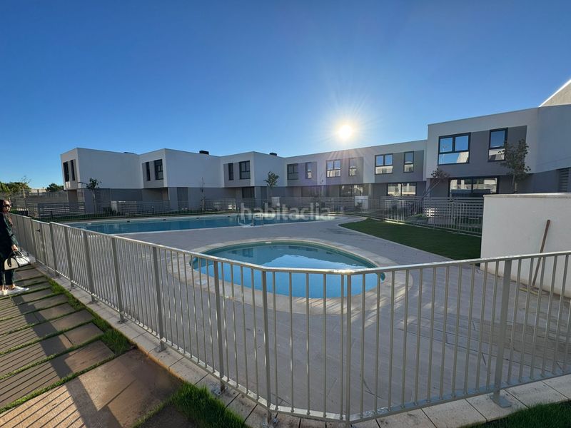 Foto fd216318-306d-4bca-b46d-9c95492b26ee. Casa adossada amb calefacció piscina a San Antonio de Benagéber