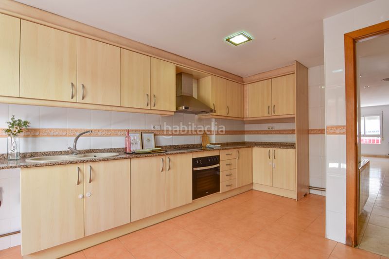 Foto b5602f1d-6691-4b6f-8de1-79a9c2e889da. Casa adossada amb calefacció a Emperador