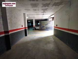 Autoparkplatz in Begues. Begues barceloneta.  plaza doble aparcamiento