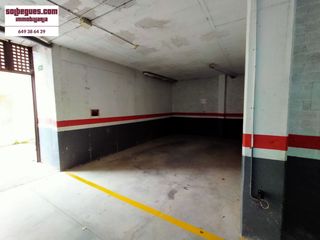 Aparcament cotxe a Begues. Begues barceloneta.  plaza doble aparcamiento