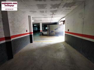 Autoparkplatz in Begues. Begues barceloneta.  plaza doble aparcamiento