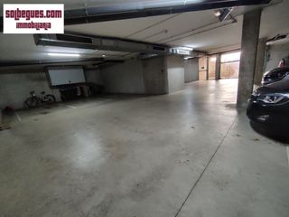 Aparcament cotxe a Begues. Begues barceloneta plaza aparcamiento