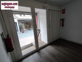 Locale commerciale in Begues. Begues centro  local en zona peatonal
