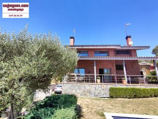 Casa in Begues. Begues magnifica vivienda de obra vista y piscina