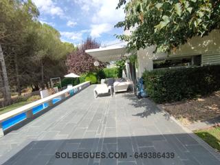 Casa  Mestral. Begues bon solei casa diseño comoda y luminosa con piscina