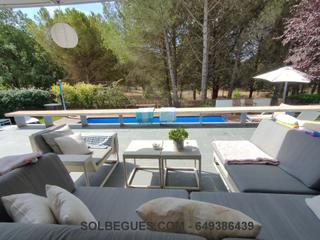 Casa  Mestral. Begues bon solei casa diseño comoda y luminosa con piscina