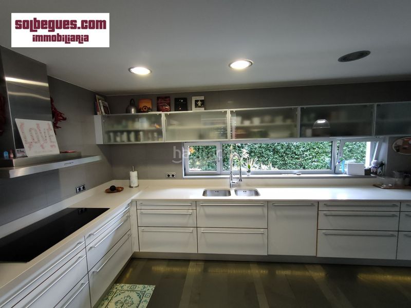 Foto f669f100-545f-4b9e-bf5f-5b88520ca736. Casa amb calefacció aparcament piscina a Begues