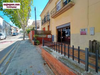 Lloguer Local Comercial a Begues. Begues centro local diafano con salida humos terraza