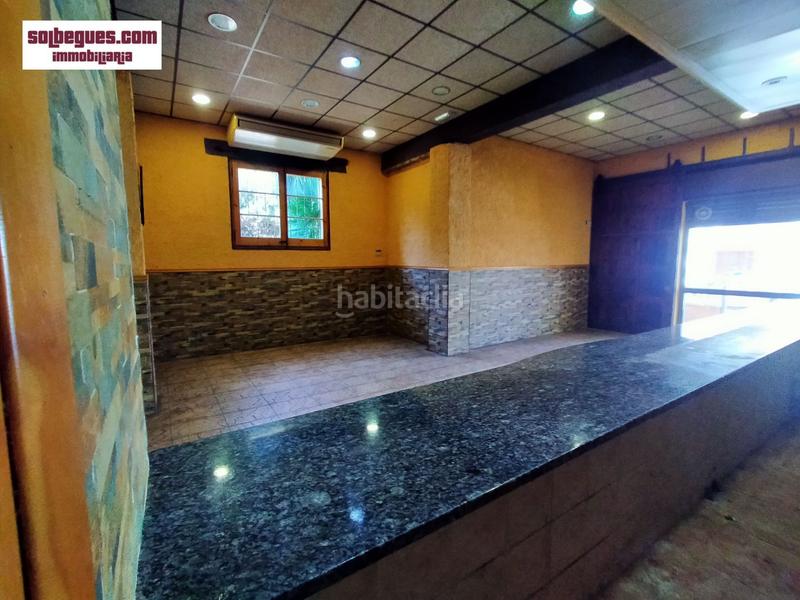 Foto c71189a1-0aff-4f84-84e2-376da829e117. Alquiler local comercial centro local diafano con salida humos terraza en Begues