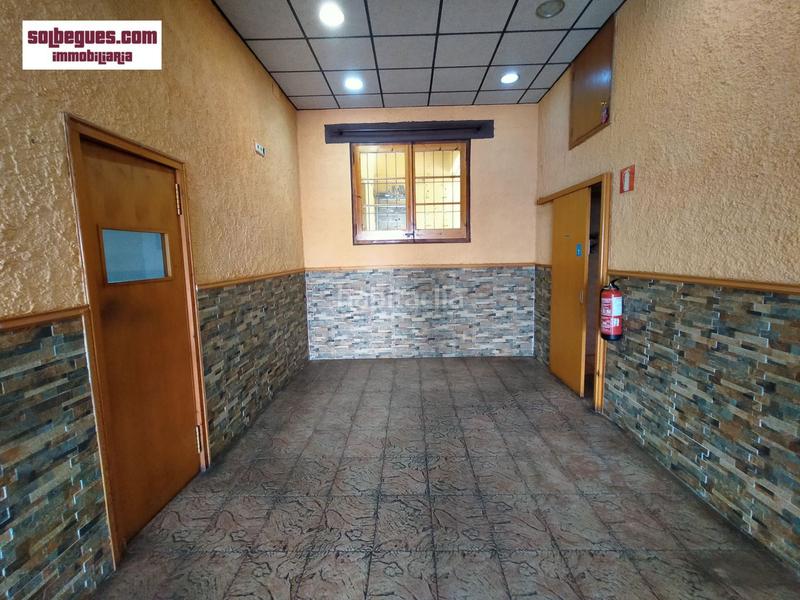 Foto db7b4b2d-94ab-4cc1-a877-aba279e21662. Alquiler local comercial centro local diafano con salida humos terraza en Begues