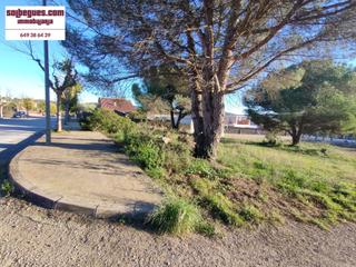 Terreno residencial en Begues. Bon solei gran terreno esquinero privacidad