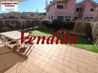 Pis a Begues. Begues centro. amplia planta baja de 4 habitaciones con jardin p