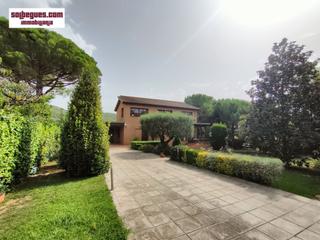Casa a Begues. Begues can sadurni.  comoda casa de obra vista con piscina y amp