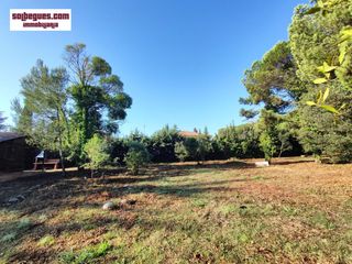 Wohngrundstück in Begues. Begues mas ferrer.  terreno amplio esquinero
