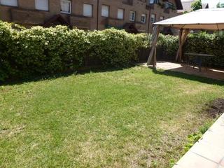Location Appartement à Begues. Begues centro. piso planta baja jardin zona comunitaria piscina