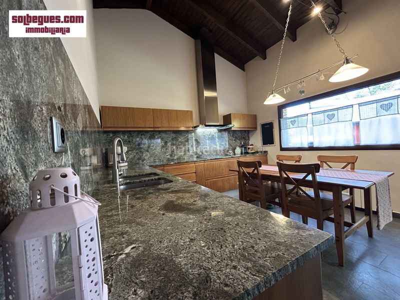 Foto b25bed10-49c0-4906-b26f-64154c0abe08. Casa amb calefacció aparcament piscina a Begues