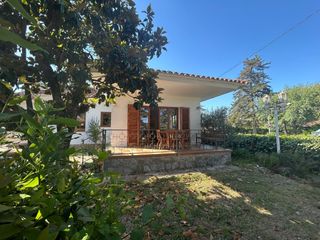 Casa a Begues. Begues can sadurni acogedora casa en una planta con amplio jardi
