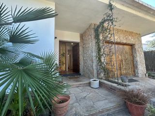 Haus in Begues. Begues can sadurni acogedora casa en una planta con amplio jardi