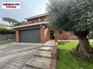 Lloguer Casa a Begues. Begues  bon solei amplia y comoda casa de obra vista con piscina