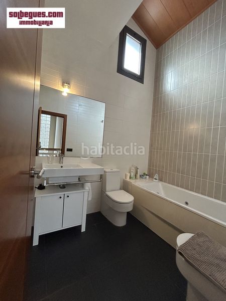 Foto a1e7967a-e2b9-43e1-ab64-e32d84c428f3. Casa con riscaldamento parcheggio piscina in Begues