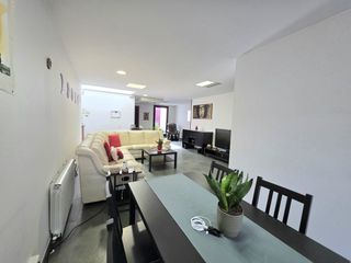 Casa adossada a Tueda. Casa con local en muy buena ubicaci�n en sant feliu