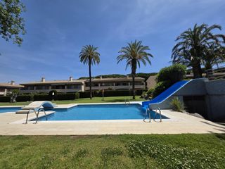 Casa adosada en Carrer tramuntana 45. Casa adosada con la mejor zona comunit�ria de platja daro