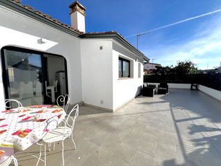Casa adossada  Carrer d'hern�n cort�s. Casa adosada en venta en st. feliu de gu�xols
