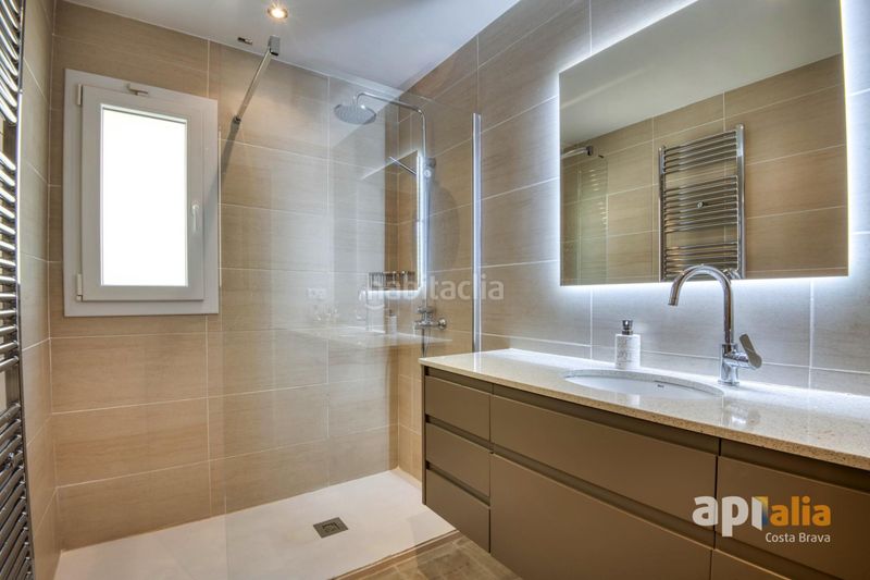 Foto 5191a010-1c04-4be7-b7cc-350722f8eca4. Casa amb xemeneia calefacció aparcament piscina a Calonge