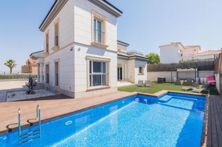 Xalet  Calle bahia-arenales. Chalet de lujo en venta con piscina  de agua salada y sala de oc