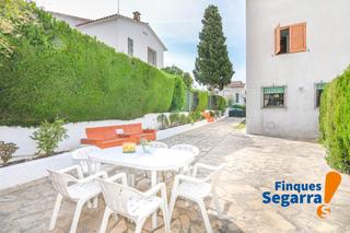 Casa aparellada  Carrer del doctor ferran. Vive en la costa todo el ao!