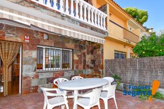 Casa adossada  Carrer del teatre. Tu nuevo hogar a 300 m de la playa!