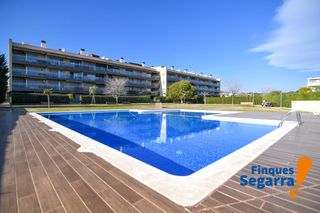 Piso  Plaça indira gandhi. Piso con vistas al mar, terraza y piscina en roda de berà