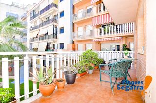 Pis  De la garrotxa. Piso con amplia terraza, piscina comunitaria y excelente ubicaci