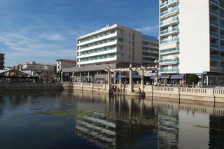 Etagenwohnung  De víctor català. Amplio piso con terraza y ascensor en el centro de comaruga
