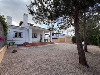 Casa  Hinojo. Chalet semiadosado con gran parcela privada en los altos de las