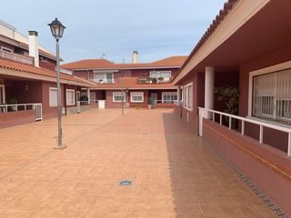 Casa adosada en Centro. Planta baja de 6 dormitorios con 2 plazas de garaje en fuente ál