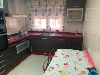 Casa adossada a Centro. Planta baja de 6 dormitorios con 2 plazas de garaje en fuente ál