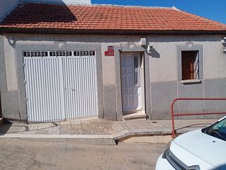 Semi detached house  Olmo. Vivienda de 3 dormitorios con garaje privado, patio y terraza en